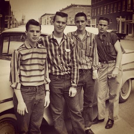 Vintage teenagers 50s 50s Outfits Men, 50s Male Fashion, 1950s Fashion Teenagers, 1950s Teenagers, 50s Mens Fashion, Rockabilly Boys, Greaser Aesthetic, 20s Men, 1960s Summer