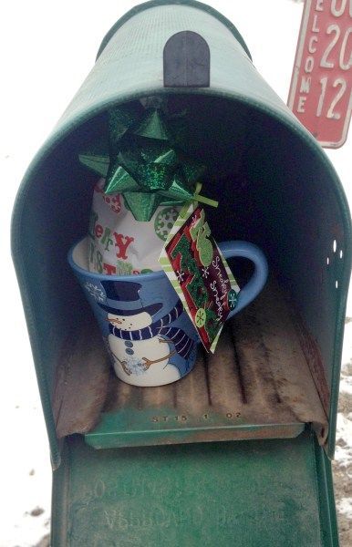 Christmas Mailbox Decorations, Angel Time, Mailbox Decorations, Mailman Gifts, Christmas Kindness, Mail Carrier Gift, Christmas Mailbox, Homemade Goodies, Mailbox Decor