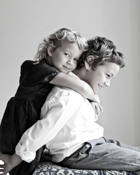 Sibling Photo Shoots, Sibling Poses, Clothes Art, Scout Guide, Family Portrait Poses, Sibling Photography, Sibling Photos, Family Picture Poses, Pose Fotografi