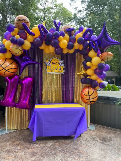 SI BALLON CO. - balloon backdrop #lakers #nba #partydecor #boysbirthdayparty #basketball Kobe Bryant Birthday, Basketball Themed Birthday Party, Basketball Theme Birthday, Basketball Birthday Invitations, Half Birthday Baby, Basketball Theme Party, Boy Birthday Decorations, Sports Birthday Party, Football Birthday Party