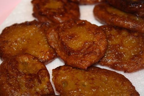 Barrigas de Vieja means “the belly of an old lady”, because they are flabby, soft and without a consistent shape. I know its a funny name, but these sweet pumpkin fritters are truly del… African Meals, Latino Recipes, Pumpkin Cakes, Pumpkin Fritters, Recetas Puertorriqueñas, Spanish Foods, Fruit Platters, Puerto Rican Cuisine, Puerto Rico Food