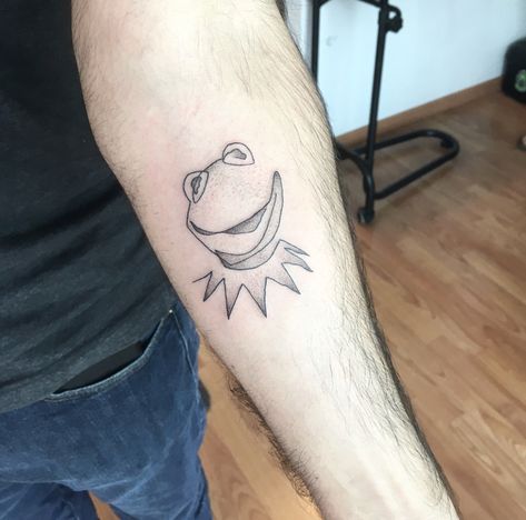 Kermit The Frog Tattoo, Kermit Tattoo, Family Guy Tattoo, Kermit And Miss Piggy, Frog Face, Butterfly Tattoo Ideas, Tattoo Family, Frog Tattoo, Frog Tattoos