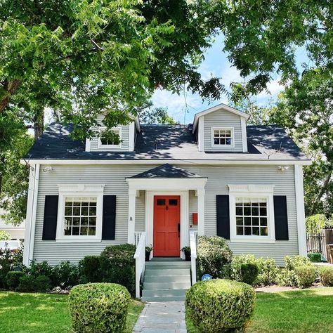 Putting the 'red' in ready for a grand entrance! Who's inspired to give their front door a fiery makeover after this? (via: @charmingaustintexas) Tag #bobvilahome in your house photos for a chance to be featured on our feed! #curbappeal #frontdoor #frontdoorlove #charminghouses #colorfulhouse #colorfulhouses #springtime #springhouse #frontporch #springtimecolors #paintingfrontdoor #cottagesandbungalows #cottagecore #cottagegram #cottagehouse #oldcottagelove Gray House Red Door, Red Door House, 1920 Home, White Exterior Houses, Red Front Door, Black Shutters, Deck Colors, Cottages And Bungalows, Home Exterior Makeover