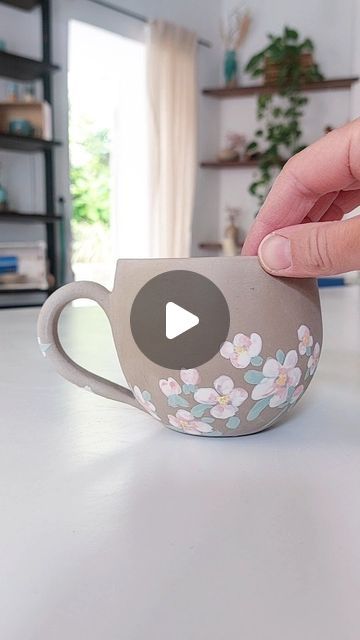 karo&auguste/handmade ceramics on Instagram: "I painted some more 'Flora' mugs today. This time the paintings are a bit more time consuming, I think 3 mugs took me around 4 hours, so this sped up video as usual doesn't show you the whole truth and how much work went into them. I'm a bit tense in my shoulders now but I love the result ☺️
The top half of the mug will be glazed, not sure yet which colour... maybe pink, white... I initially thought I'd love to glaze them in my new 'Morning Surf' design. What do you think - would mint green glaze go well with the soft pink flowers? I think it could be quite nice and just right for spring vibes 😌🌞" Painting Vase Ideas, Ceramic Mug Painting Ideas Easy, Paint Your Own Pottery Ideas Mug, Pottery Engobe, Soft Pink Flowers, Vase Ideas, Paint Your Own Pottery, Surf Design, Painted Vases