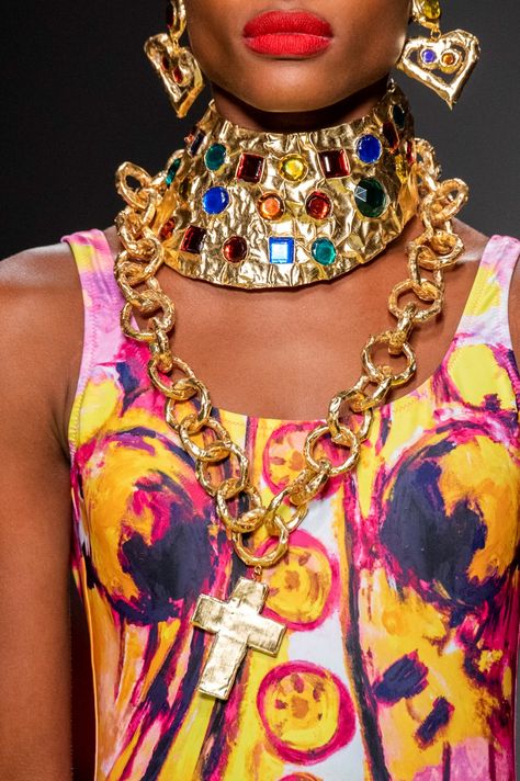 Weird Fashion Accessories, 1990 Chanel, Moschino Jewelry, Moschino Spring 2020, Maximalist Vintage, Runway Accessories, Jewellery Styling, Moschino Accessories, Milan Fashion Week Spring 2020