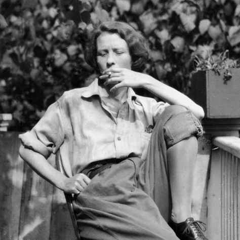 Edna St Vincent Millay, Corner Nook, American Poets, Writers And Poets, St Vincent, Writers Write, Jazz Age, Tv Host, Love Poems