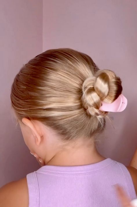 Cute Claw Clip Hairstyle - Stylish Life for Moms Large Clip Hairstyles, Hairstyle For School, Claw Clip Hairstyles, Claw Clip Hairstyle, Clip Hairstyle, Easy Hairstyles For Kids, Clip Hairstyles, Easy Hairstyle, Hairstyles Ideas