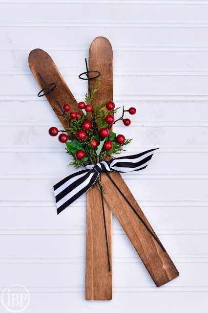 Paper Paint and Pine: DIY Christmas Ski Decoration Diy Ski Decor, Ski Painting, Ski Decor, Christmas Decorations Diy Outdoor, Christmas Crafts Decorations, Christmas Decorations Ornaments, Christmas Wood, Skis, Christmas Toys