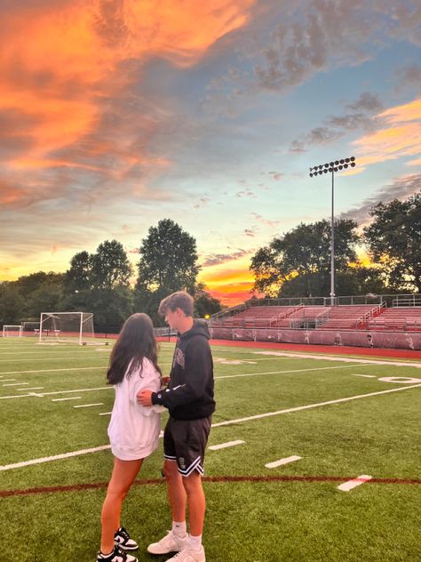 Soccer Bf And Gf, Football Field Sunset, Football Couples Aesthetic, Soccer Gf, Romantic Photos Aesthetic, Cheer Couples, Football Gf, Cute Soccer Couples, Soccer Girlfriend