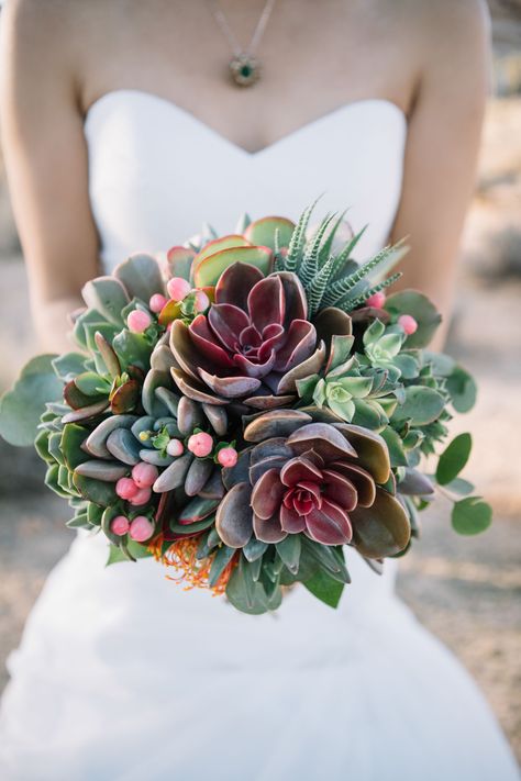 Bouquet Succulent, Succulent Bouquet Wedding, Purple Succulents, Succulent Bouquet, Rustic Wedding Bouquet, Eclectic Wedding, Succulent Wedding, Rustic Flowers, Deco Floral