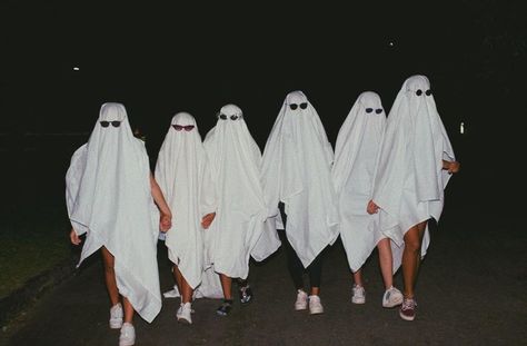 Friend Group Halloween, Costumes With Glasses, Funny Group Costumes, Scarie Movie, Funny Group Halloween Costumes, Rave Halloween Costumes, Cute Group Halloween Costumes, Halloween Social, Ghost Halloween Costume