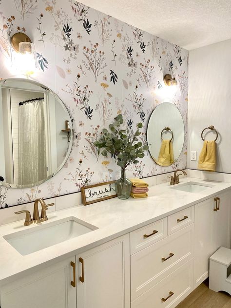 timberleainteriors on Instagram: I’m in loooooove with our Aerie florals Gorgeous bathroom from @genesta.fletcher Who’s ready to see more 🤍 Blues Dance, Floral Bathroom, Wildflower Meadow, Small Closets, Gorgeous Bathroom, Wallpaper Accent Wall, Paint Brands, Peel Stick Wallpaper, Bathroom Wallpaper