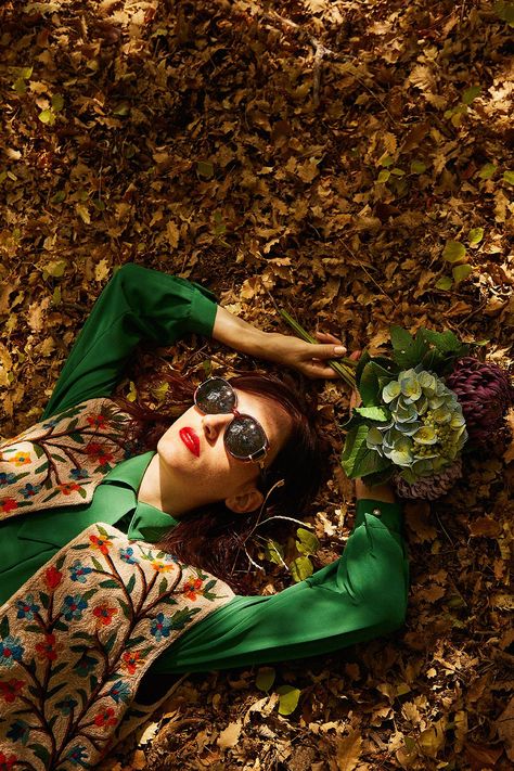 Fall Fashion Photoshoot Editorial, Fall Fashion Campaign Editorial, Fashion Campaigns 2023, Fall Fashion Shoot Editorial, Autumn Fashion Photoshoot, Fall Fashion Campaign, Vintage Fall Photoshoot, Fall Leaves Photoshoot, Fall Fashion Photoshoot