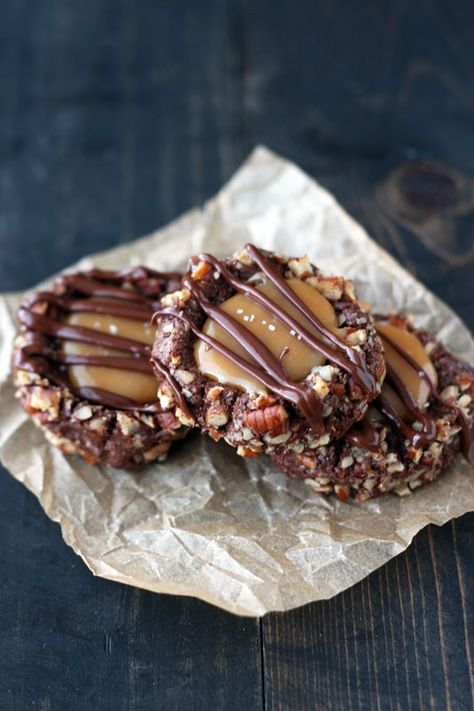 Turtle Thumbprint Cookies Recipe, Turtle Thumbprint Cookies, Turtle Cookies Recipe, Thumbprint Cookie, Thumbprint Cookies Recipe, Thumbprint Cookies, Cookies Recipes Christmas, Cookie Desserts, Yummy Cookies