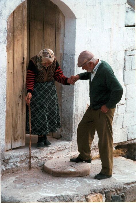 Bisogna aver cura che non ci invecchi l'anima, più della pelle. Ci spalmiamo di creme ma non ci accorgiamo che l'unico elisir di bellezza che funzioni sono i buoni sentimenti. Quando il cuore trabocca, gli occhi guardano il mondo come fossero ancora bambini.  -Giuseppe Cepparulo-  Helping Hand Grow Old With Me, Growing Old Together, Old Couples, We Are The World, Old Love, Love Is, Helping Hands, Old Age, Old People