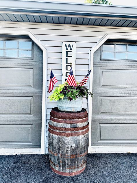 Finally! An idea for between garage door decor! Garage Outside Decorating Ideas, Between Garage Door Decor, Planter Between Garage Doors, Garage Decor Outside, Garage Door Flower Planters, Front Of Garage Decor, Garage Outdoor Decor, Garage Outside Decor, Garage Decorating Ideas Exterior