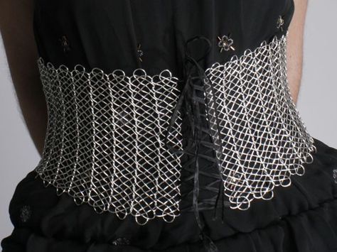 new look corset pattern | There are some other pictures of this, and of her in another costume ... Chain Maille Clothing, Chain Mail Belt, Chainmail Clothing Diy, Chainmail Corset, Crochet Chainmail, Chainmail Outfit, Chainmail Belt, Chainmail Diy, Wire Corset