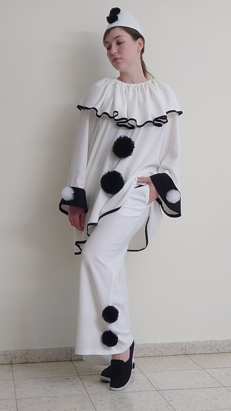 Pierrot Costume Diy, Pierette Costume, French Clown Costume, Pierott Clown Costume, Circus Costume Diy, Pierrot Clown Costume, Pierrot Costume, Circus Fashion, Clown Halloween Costumes