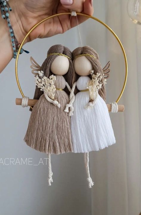 Diy Yarn Dolls, Háčkované Lemy, Dolls Handmade Diy, Macrame Swing, Macrame Knots Pattern, Xmas 2024, Yarn Dolls, Diy Yarn Crafts, Handmade Christmas Crafts