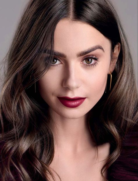 Lily Jane Collins, Lily Collins Hair, Lily Collins Style, Portraits Ideas, Brunette Makeup, Celebrity Makeup Looks, Hollywood Actress, Shadow Pictures, Emily In Paris