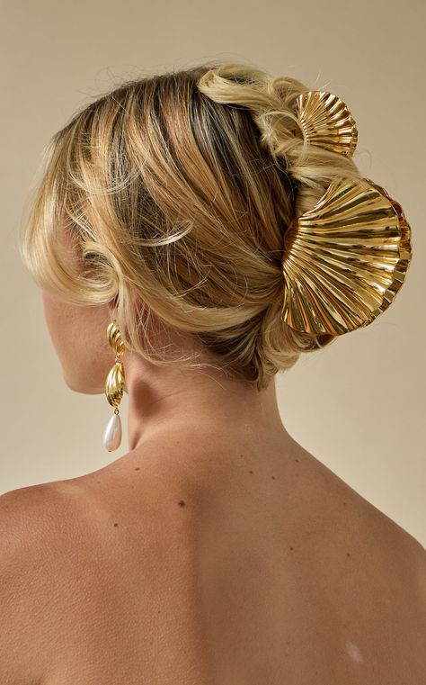 Our best selling Glossy Shell Claw Clip, now available in mini. Perfect for the thinner hair girlies, this mini claw clip is great for on the go or an easy updo. Plated in 14 karat gold, this chic and elevated claw clip instantly elevates any updo. Get ready to make a statement with our exclusive seashell design. Beachy Hair, Shell Design, Hair Claws, Hair Accessories Gift, Vintage Punk, Estilo Punk, Style Punk, Half Up Hair, Fashion Hair Accessories