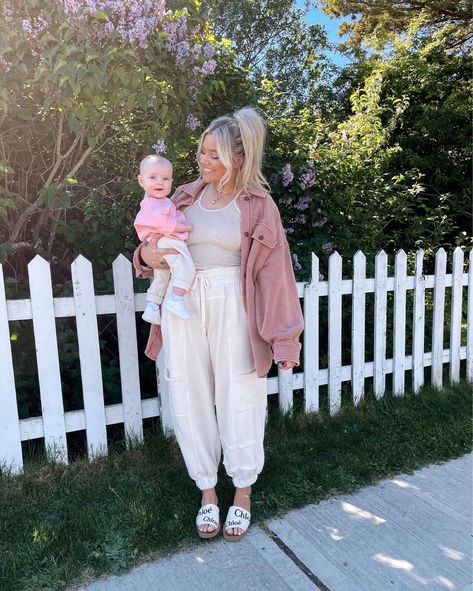 Boho Pregnancy Outfits, Boho Mom Outfits, Sporty Mom Outfits, Beige Mom, Bre Sheppard, Stylish Mom Outfits, Sporty Mom, Prego Outfits, Boho Mom