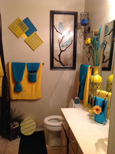 Decorating your bathroom using yellow, blue and black color schemes. Blue And Yellow Bathroom Decor, Blue And Yellow Bathroom, Yellow Bathroom Walls, Yellow Room Decor, Yellow Bathroom Decor, Beautiful Bathroom Decor, Teal Bathroom, Bathroom Towel Decor, Bathroom Decor Themes