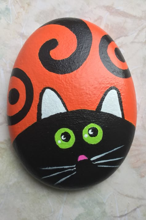 Cool Crafts For Adults Diy Ideas, Painting Frogs On Rocks, Cool Rock Painting Ideas Animals, Halloween Stones Painting, Painted Ladybug Rocks, Halloween Pebble Art, Ideas Para Pintar Piedras Faciles, Rock Painting Patterns Easy, Stone Painting Easy Simple