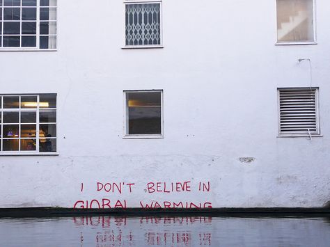 “I don't believe in Global Warming” by Banksy | Flickr: Intercambio de fotos Banksy Work, Famous Graffiti Artists, Banksy Mural, Banksy Artwork, Banksy Art, Urban Setting, Graffiti Artist, Art Archive, Street Artists