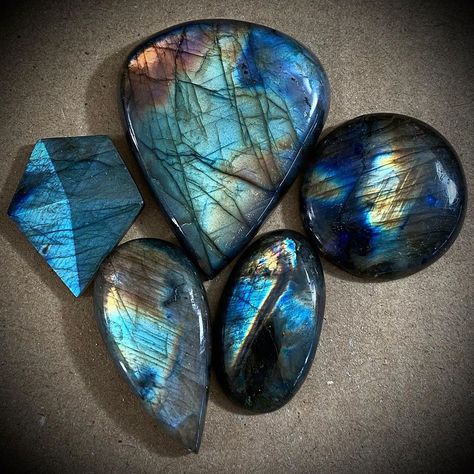 Labradorite Aesthetic, Goblin Mode, Green Labradorite, Crystal Background, Magical Nature, Minerals Crystals Rocks, Black Labradorite, Crystal Aesthetic, Labradorite Crystal