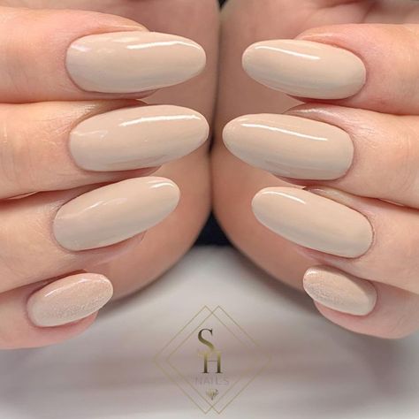 Creamy Color Nails, Oatmeal Color Nails, Simple Beige Nails, Cream Nail Color, Acrylic Nails Beige, Light Beige Nails, Beige Gel Nails, Cream Color Nails, Uñas Beige Elegantes