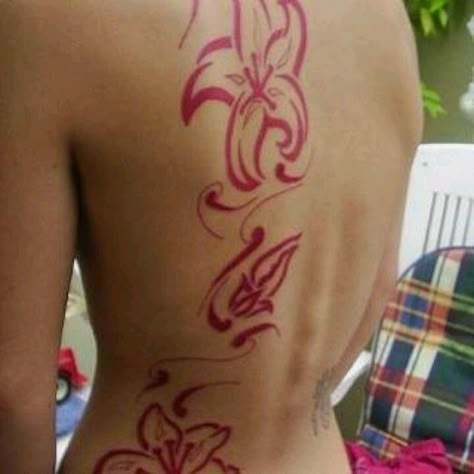 Really like.. Flower Tattoos For Women Colorful, Hibiscus Flower Back Tattoos, Colorful Womens Tattoos, Back Flower Tattoo Women, Flower Tattoo Black Women, Flower Back Tattoo Women, Side Back Tattoo Women, Red Tattoo On Black Women, Red Tattoos For Women