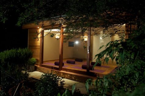 Home Yoga Studio Design Backyard Yoga Studio, Yoga Shed, Outdoor Yoga Space, Outdoor Yoga Studio, Backyard Yoga, Summer House Inspiration, Yoga Room Design, Garden Yoga, Yoga Garden