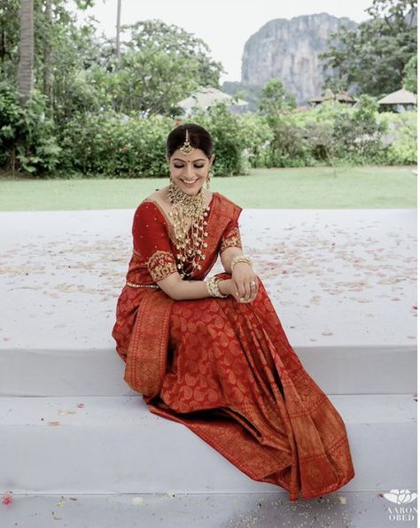 Malavika Jayaram Wedding, Kanchipuram Silk Saree Wedding Brides, Karwa Chauth Dress, Kanjivaram Saree Blouse, Red Kanjivaram Saree, Banaras Pattu Sarees, Kanchipuram Silk Saree Wedding, Celeb Wedding, Telugu Bride