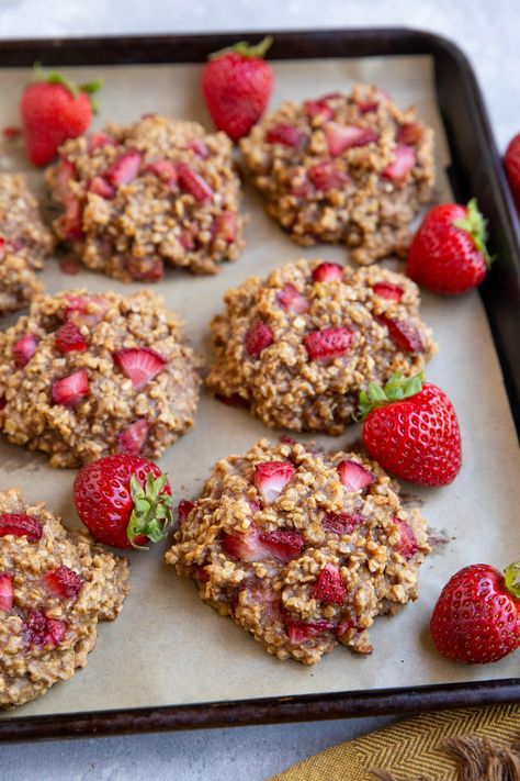 Healthy Oatmeal Cookie Recipe with fresh strawberries. Only 5 ingredients needed to make this healthy treat. Low Fodmap Strawberry Recipes, Healthy Strawberry Cookies, Healthy Strawberry Desserts, Strawberry Oatmeal Cookies, Strawberry Oatmeal Muffins, Healthy Strawberry Dessert, Healthier Deserts, Healthy Strawberry Recipes, Gluten Free Vegan Recipes Desserts