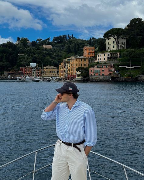 Front row at the Regate di Primavera Blue Striped Shirt Outfit Men, Blue Outfits Men, Seaside Outfits, Nyc Poses, Striped Shirt Outfit Men, Blue Shirt Outfit Men, Menswear 2024, Boat Outfit, Blue Striped Shirt Outfit