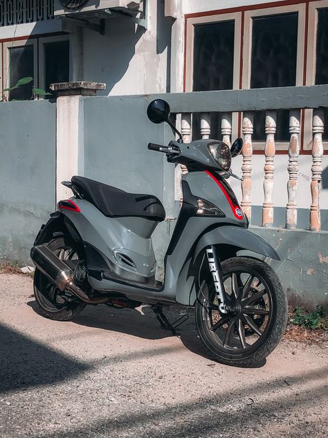 Piaggio Liberty, Piaggio Scooter, Tmax Yamaha, Electric Cycle, Nardo Grey, Gym Setup, Tiny House Interior Design, Vespa Gts, Scooter Design