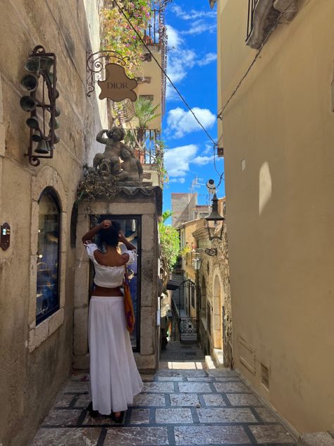 Taormina Photo Ideas, Sicily Italy Outfits, Amalfi Coast Italy Outfits, Italy Taormina, Summer Outfits White, Long White Skirt, Taormina Sicily, Italy Street, European Summer Outfits