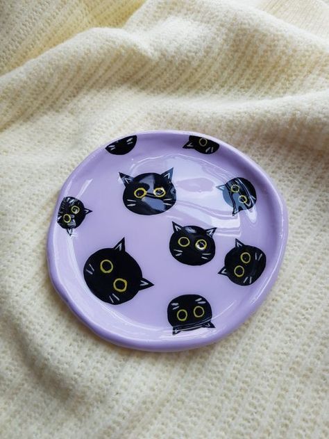 Purple Clay Ideas, Biscuit Aesthetic Art, Pottery Art Ideas, Ceramic Art Painting Ideas, Ceramics Painting Ideas, Pottery Painting Inspiration, Cute Pottery Painting Ideas, Painting On Clay, Cat Clay