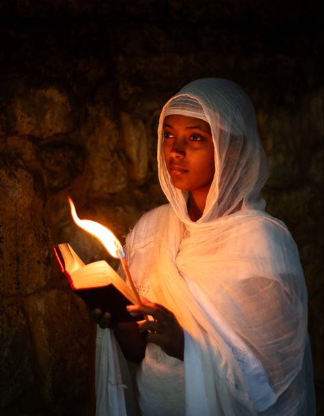 ethiopian women Christian Veils, African Portraits Art, Girls Veiled, Ethiopian People, Ethiopian Women, Dressed In White, African Women Art, Church Pictures, African People