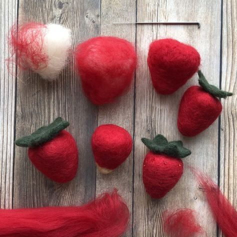 Needle Felted Fruit And Vegetables, Strawberry Needle Felting, Needle Felted Ice Cream, Quick Needle Felting Projects, Needle Felt Strawberry, Needle Felted Strawberry, Needle Felting On Clothes, Needle Felting Beginner, How To Needle Felt