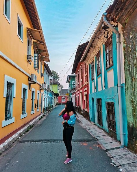 Visiting Goa? Don't miss these beautiful locations! Goa Photo Poses, Fort Kochi Photography Poses, Photography In Goa, Goa Picture Ideas, Parra Road Goa Photoshoot, Goa Photography Ideas Friends, Goa Group Pictures, Goa Photography Ideas, Goa Video