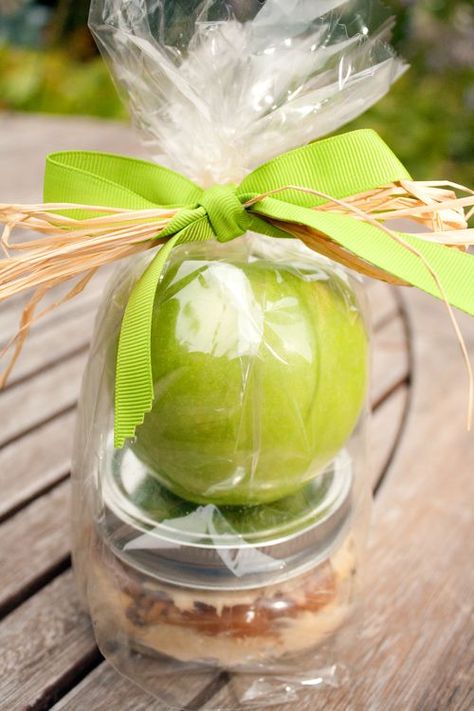 Great idea! Sweeten the traditional apple gift by pairing it with caramel dip. Caramel Dip, Apple Dip, Teachers Diy, Diy Teacher Gifts, Cadeau Diy, Crafty Gifts, Jar Gifts, Recycled Crafts, Appreciation Gifts