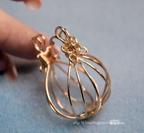 wire cage for stones | Hinged Cage Pendant | Flickr - Photo Sharing! Wire Wrapped Stone Jewelry, Wire Jewelery, Wire Wrap Jewelry Designs, Wire Jewelry Making, Wire Wrapped Jewelry Tutorials, Wire Jewelry Tutorial, Wire Jewelry Designs, Wire Ring, Wire Wrapping Stones