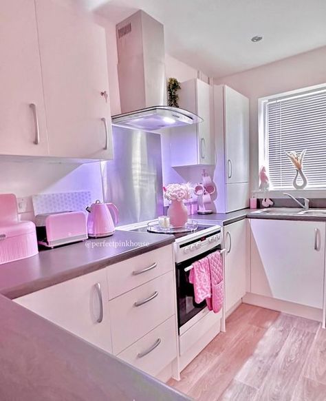 Bedroom Decor Grey Pink, Girly Kitchen Decor, Pink House Interior, Pink Apartment, Sweet Home Style, Purple Kitchen, House Essentials, Dream Apartment Decor, Cooker Hood