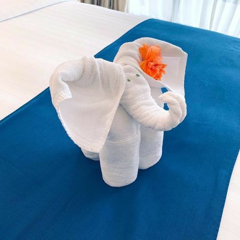 Towel Animals How To Fold, Towel Animals How To Fold Easy, Washcloth Elephant, Towel Elephant, Hand Towel Crafts, Elephant Towel, Recycled Towels, Washcloth Animals, Towel Origami