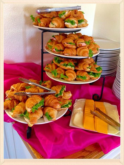 Mini croissant sandwiches Mini Sandwiches For Parties Display, Croissant Sandwich For Party, Croissant Bar Ideas, Diy Mini Sandwich Platter, Mini Croissant Sandwiches Party, Croissant Sandwich Party Tray, Small Croissant Sandwiches, Croissant Grazing Table, Mini Bagett Sandwich