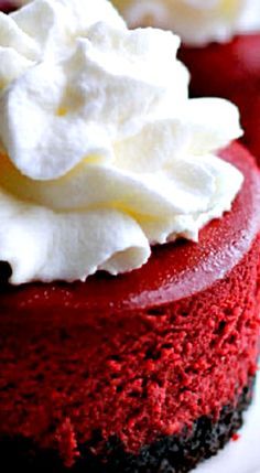 Mini Red Velvet Cheesecakes Garden Party Cake, Velvet Desserts, Biscotti Cheesecake, Red Velvet Desserts, Velvet Cheesecake, Mini Cheesecake Recipes, Cheesecake Mini, The Cheesecake Factory, Red Velvet Cheesecake