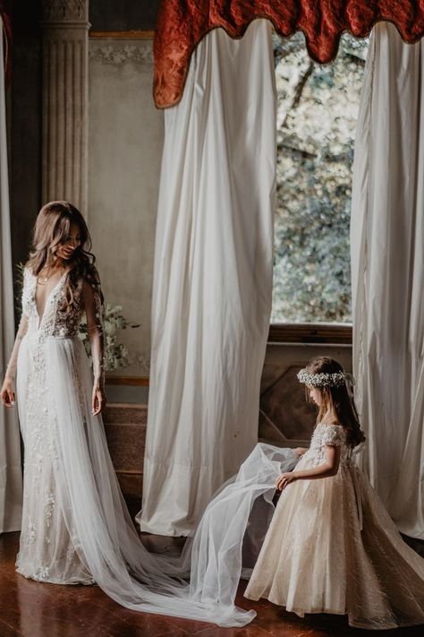 Wedding Photo Ideas Getting Ready The Bride, Bride With Two Bridesmaids, Flowergirl Wedding Pictures, Bridesmaid First Look At Bride, Bride And Junior Bridesmaid Pictures, Wedding Day Inspo Pics, Bride And Ring Bearer Pictures, Mom And Bride Pictures, Flower Girl With Bride