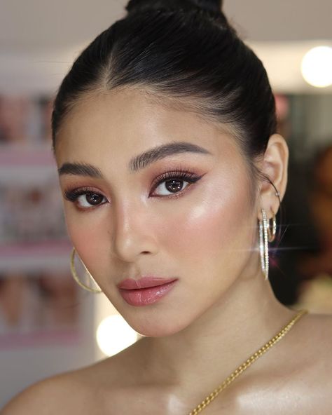 32.6k Likes, 496 Comments - Jelly Eugenio (@jellyeugenio) on Instagram: “a beaut ✨ @nadine for today's #PondsPH event 💕 @jotlosa @vstyleteam @paulnebres…” Nadine Lustre Makeup, Filipina Makeup, Graduation Look Makeup, Lady Luster, Fresh Makeup Look, Hijab Makeup, Graduation Makeup, Nadine Lustre, Fresh Makeup